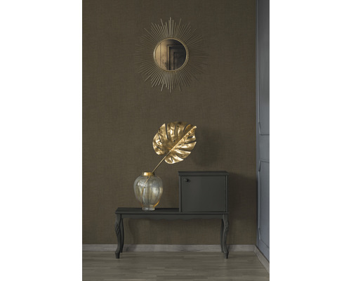 Intérieur décoratif avec miroir, vase, feuille et armoire sur une console