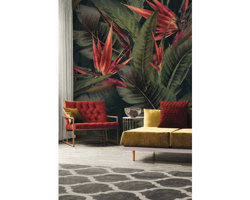 Salon avec papier peint photo tropical, fauteuil et canapé