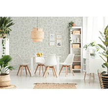Helles Esszimmer mit Esstisch, Stühlen, Rattanlampe und botanischer Tapete