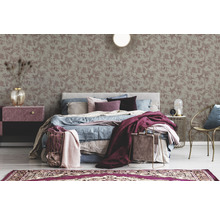 Schlafzimmer mit gemusterter Tapete, Bett und Nachttischen.