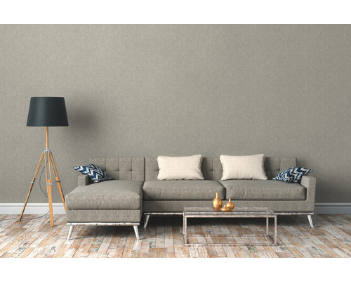 Salon avec canapé, lampadaire et papier peint à motifs