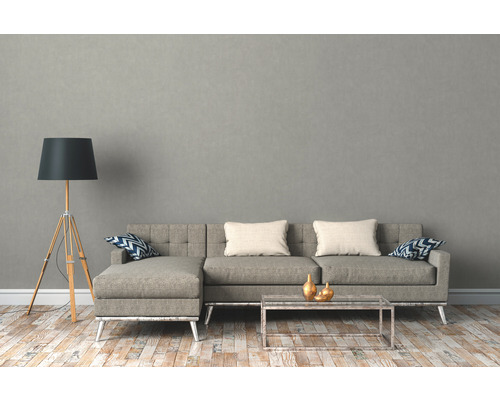 Wohnzimmer mit Ecksofa, Stehlampe und Couchtisch