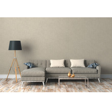 Wohnzimmer mit Sofa, Couchtisch und Stehlampe für eine helle und organisierte Atmosphäre