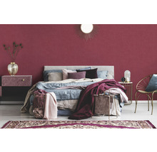Schlafzimmer mit Bett, Nachttisch und dekorativen Elementen für eine gemütliche Atmosphäre.