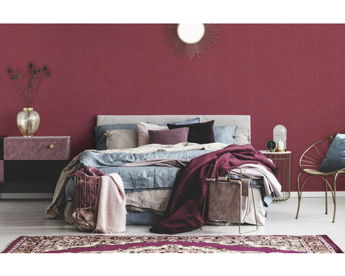 Chambre à coucher avec lit, table de chevet et éléments décoratifs pour une ambiance chaleureuse.