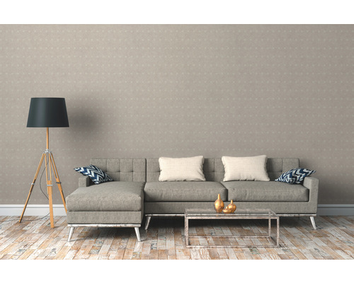 Salon avec canapé gris, lampadaire et papier peint à motifs