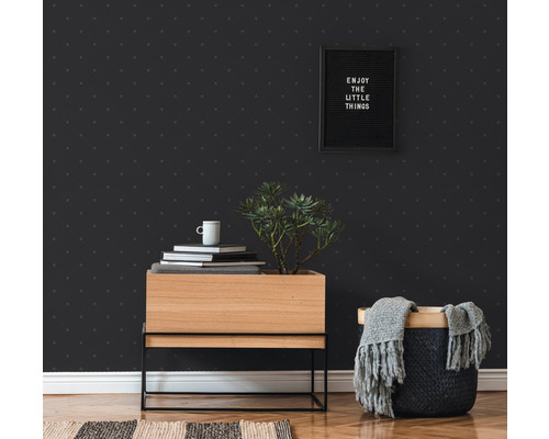 Vue d''une pièce avec papier peint à motifs, commode en bois, plante, décoration et panier