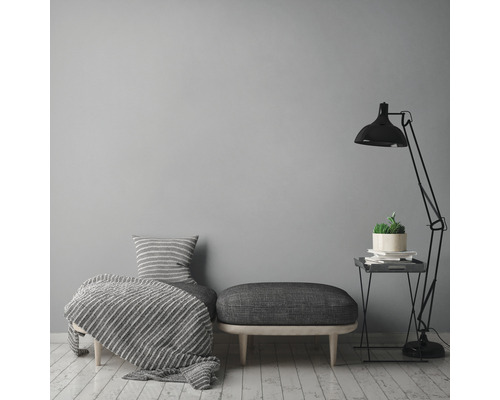 Scène de salon avec banquette, coussin, couverture, lampadaire et table d''appoint