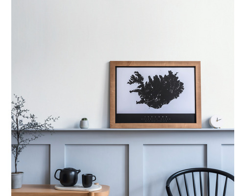 Salon décoratif avec une carte d''Islande encadrée au mur