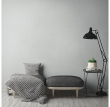 Wohnzimmer mit Sitzbank, Kissen, Decke, Tisch und Stehlampe