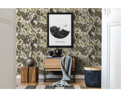 Pièce avec papier peint jungle, commode, décoration et tapis