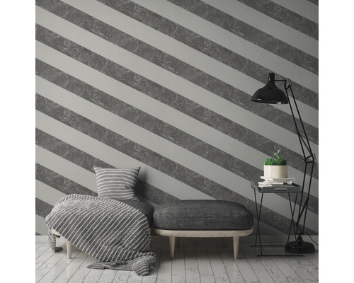 Pièce avec papier peint rayé, fauteuil, tabouret et lampadaire