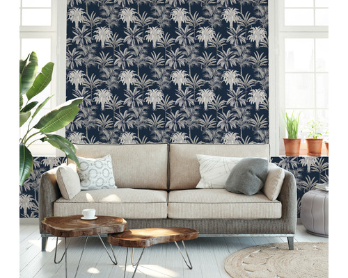 Salon avec canapé et papier peint à motif végétal