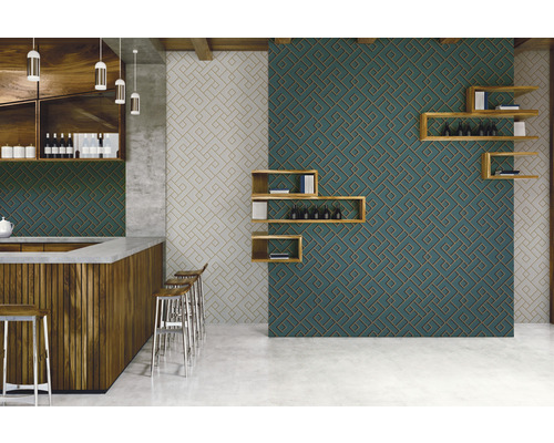 Intérieur avec carrelage mural à motifs géométriques, bar et étagères en bois