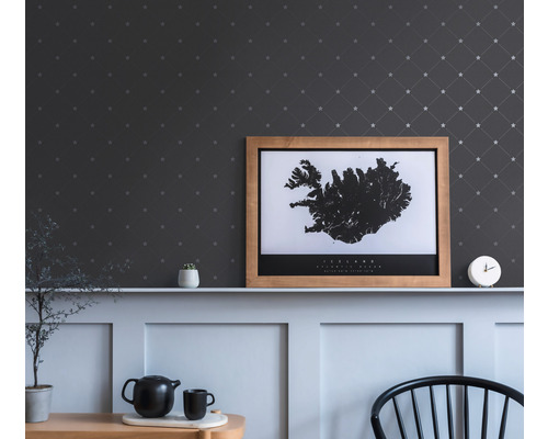 Pièce décorative avec papier peint à étoiles et carte d''Islande encadrée.