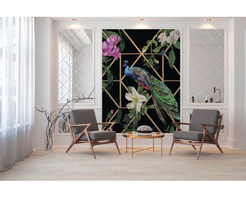 Salon avec fauteuils et papier peint à motif de paon