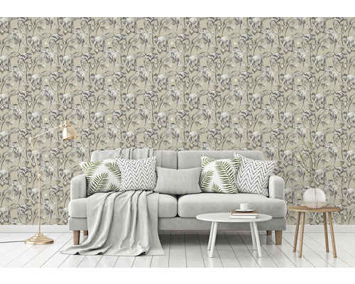Wohnzimmer mit Tapete mit Affenmuster hinter grauem Sofa
