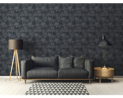 Salon avec papier peint à motifs, canapé, lampadaire et table d''appoint