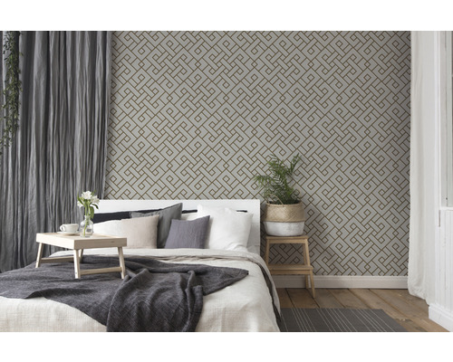 Chambre avec papier peint à motifs géométriques, rideaux et lit