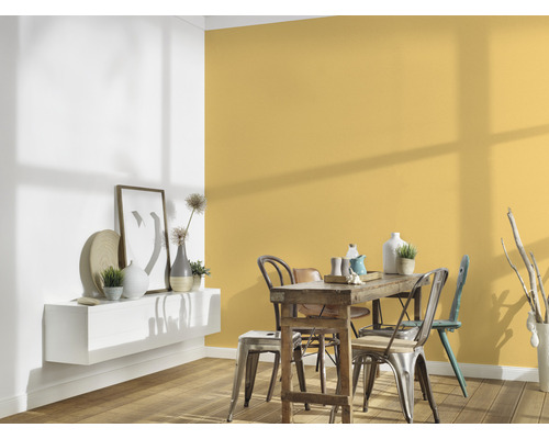 Salle à manger avec table en bois, chaises, étagère murale et peinture murale jaune