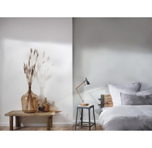 Helles Schlafzimmer mit Dekorationen und Nachttischlampe