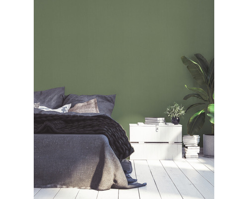Chambre à coucher avec lit, table de chevet et mur vert