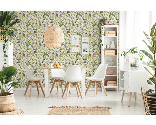 Heller Raum mit Esstisch, Stühlen und floraler Dschungel Tapete