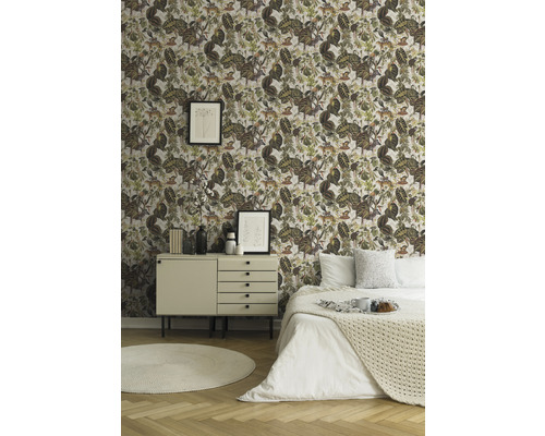 Chambre avec papier peint à motifs végétaux, commode et lit