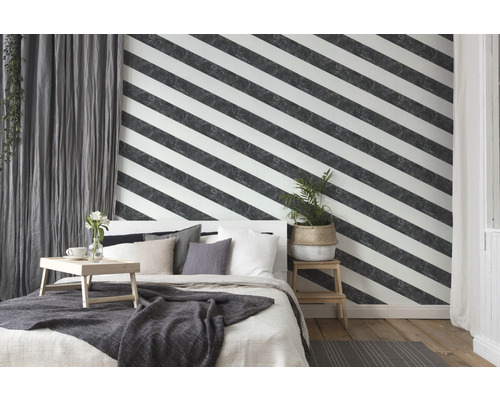 Chambre avec lit et papier peint à rayures