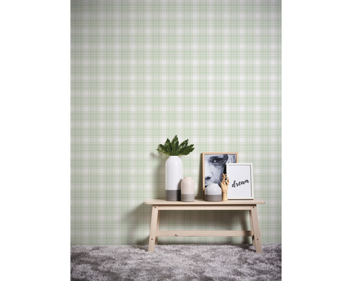 Pièce avec papier peint à carreaux, décoration et moquette