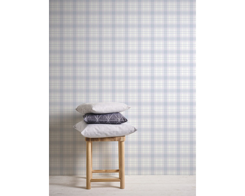 Szene mit einer karierten Tapete und einem Holzstuhl mit Kissen