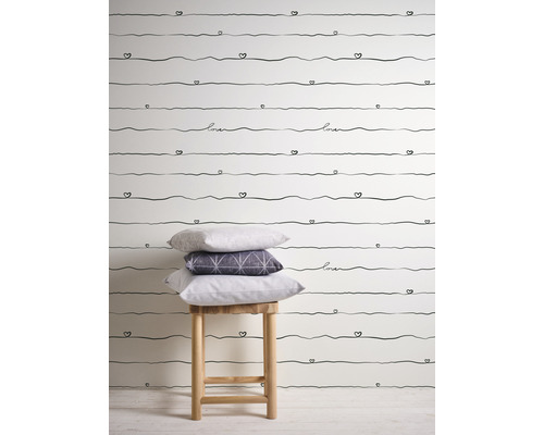 Tapete mit Herzlinienmuster und Kissen auf einem Hocker