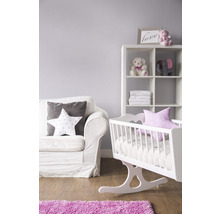 Kinderzimmer mit Wiege, Sofa und Regal