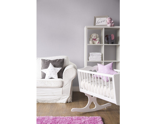 Chambre d''enfant avec berceau, canapé et étagère