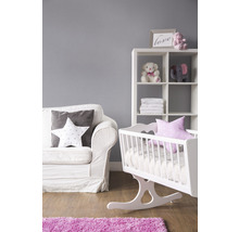 Kinderzimmer mit weissem Sofa, Regal und Wiege