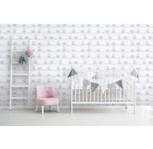 Kinderzimmer mit Elefantenmuster-Tapete, Leiter, Sessel und Babybett.