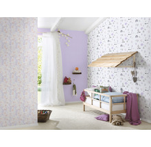 Chambre d''enfant avec lit en bois, papier peint à motifs et éléments décoratifs