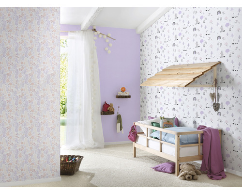 Chambre d''enfant avec lit en bois, papier peint à motifs et éléments décoratifs