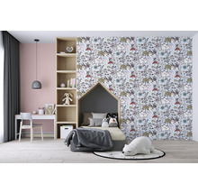 Kinderzimmer mit Schreibtisch, Stuhl, Regal, Hausbett und gemusterter Tapete