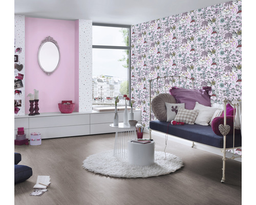 Helles Wohnzimmer mit gemusterter Tapete, Sofa und weißen Möbeln