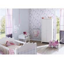 Kinderzimmer mit Kinderbett, Schrank und Wickeltisch