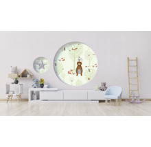 Kinderzimmer mit Wandtattoo mit Waldmotiven, darunter Bären, Füchse und Bäume.