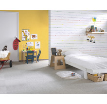 Kinderzimmer mit Bett, Schreibtisch und Spielsachen in einem hellen und freundlichen Design.