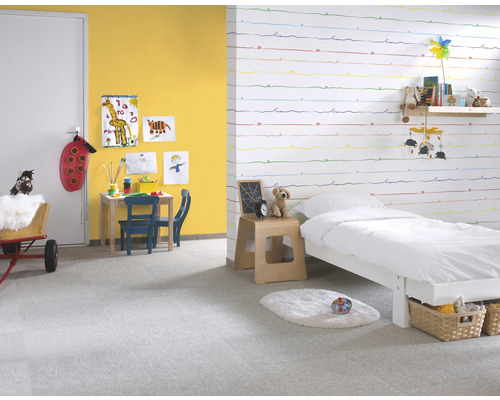 Kinderzimmer mit Bett, Schreibtisch und Spielsachen in einem hellen und freundlichen Design.