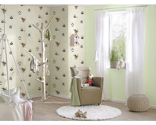 Kinderzimmer mit Tapete mit Bärenmotiven, Sessel, Garderobe und Babywiege