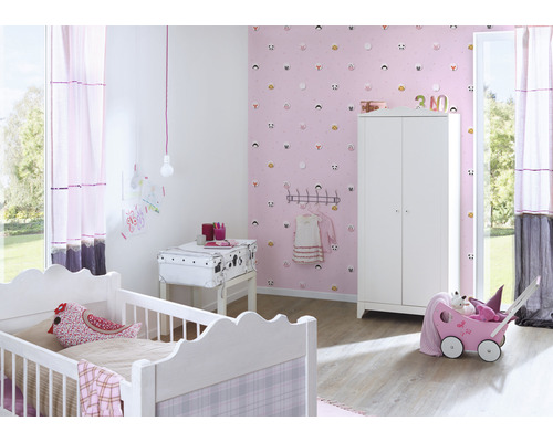 Chambre d''enfant avec lit d''enfant, armoire et papier peint à motifs d''animaux