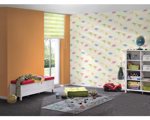 Kinderzimmer mit Dinosaurier-Tapete, Sitzbank mit Stauraum und Bücherregal.