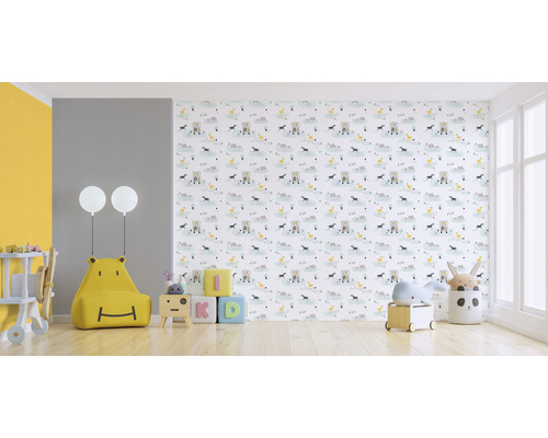 Kinderzimmer mit Tiermuster-Tapete, Sitzsack in Bärenform und Spielzeug