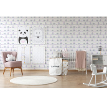 Kinderzimmer mit Elefantentapete, Sessel, Kinderbett und Dekoartikeln