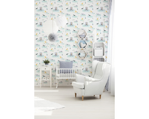 Dekoriertes Babyzimmer mit Kinderbett, Sessel und Tiermuster-Tapete